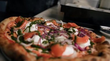 Nefis, taze pişmiş pizza - geleneksel İtalyan mutfağı.