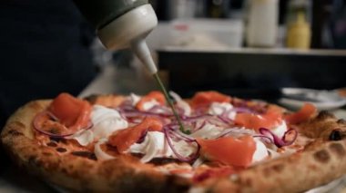 Nefis, taze pişmiş pizza - geleneksel İtalyan mutfağı.