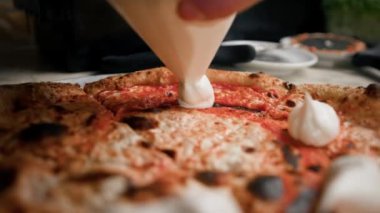 Nefis, taze pişmiş pizza - geleneksel İtalyan mutfağı.