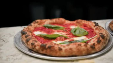 Nefis, taze pişmiş pizza - geleneksel İtalyan mutfağı.