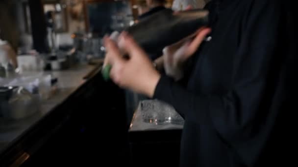 Close Proces Přípravy Koktejlu Restauraci Pomocí Shaker — Stock video