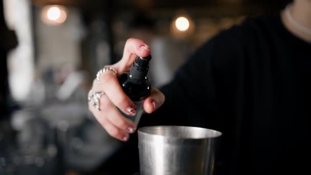 特写镜头 在餐馆里用振动筛准备鸡尾酒的过程 — 图库视频影像