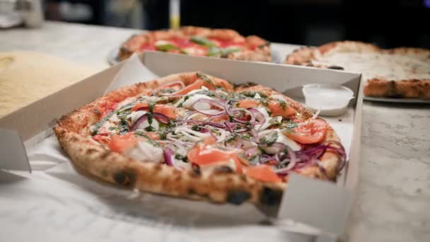 Délicieuse Belle Pizza Poisson Dans Une Boîte Pizza Restaurant Prête — Video