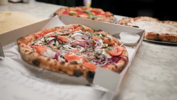Heerlijke Mooie Pizza Met Vis Een Pizzadoos Restaurant Klaar Voor — Stockvideo