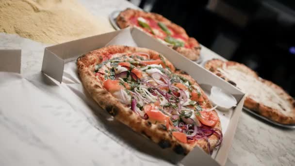 Pyszna Piękna Pizza Rybami Pudełku Pizzy Restauracji Gotowa Dostawy — Wideo stockowe