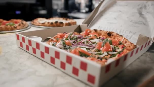 Délicieuse Belle Pizza Poisson Dans Une Boîte Pizza Restaurant Prête — Video