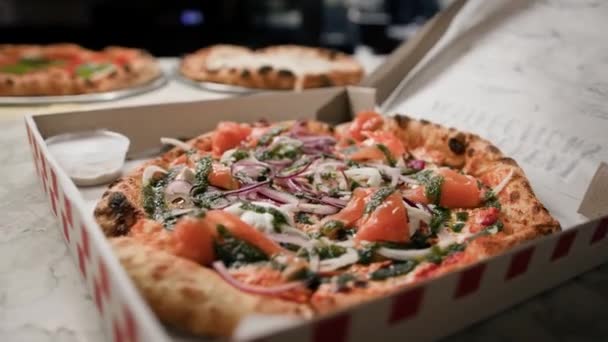 Heerlijke Mooie Pizza Met Vis Een Pizzadoos Restaurant Klaar Voor — Stockvideo