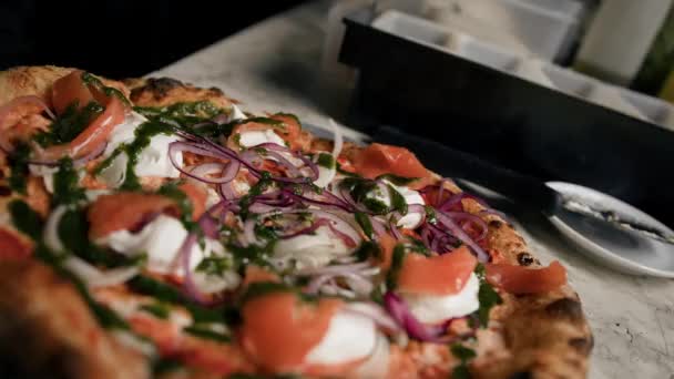 Schöne Leckere Frisch Gekochte Pizza Traditionelle Italienische Küche — Stockvideo