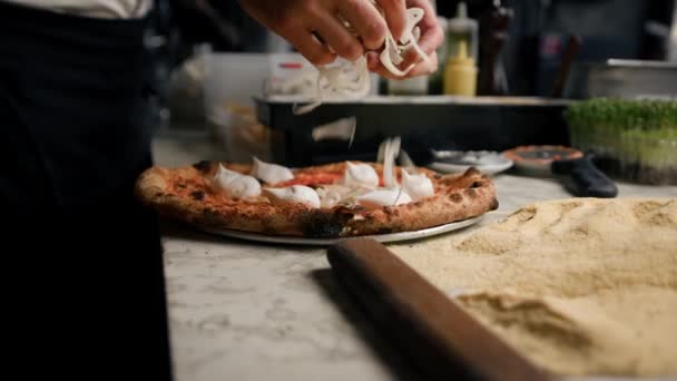 Крупный План Вкусная Красивая Пицца Рыбой Шеф Повар Украшает Пиццу — стоковое видео