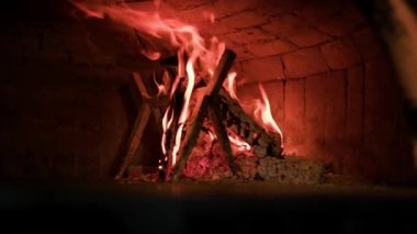 İç görünüş - İtalyan restoranında pizza pişirmek için kırmızı-sıcak ahşap fırın.