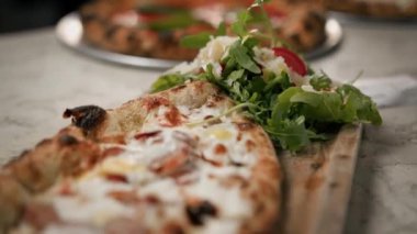 Nefis, taze pişmiş pizza - geleneksel İtalyan mutfağı.