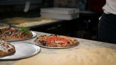 Margherita pizzasını restoran mutfağında dekore eden profesyonel şef.