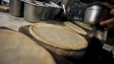Restoran Şefi Pizza Hazırlıyor, Kneading Dough, un sürüyor. Lezzetli Organik Yemekler Pişiriyorum. Yavaş Sinema Sineması