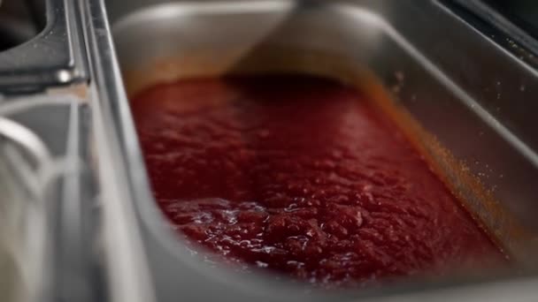 Close Pasta Pomidorowa Pojemniku Restauracji Składniki Produkcji Pizzy — Wideo stockowe