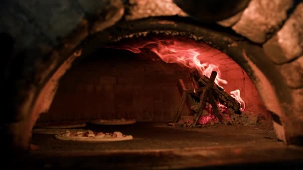 プロのシェフが伝統的なマルガリータピザを作っています ピザは石炭を入れた熱いオーブンに送られます — ストック動画