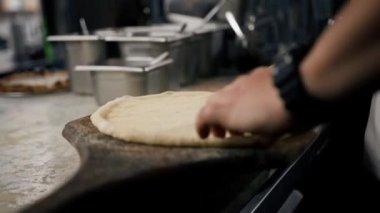 Restoran Şefi Pizza Hazırlıyor, Kneading Dough, un sürüyor. Lezzetli Organik Yemekler Pişiriyorum. Yavaş Sinema Sineması