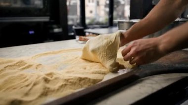 Restoran Şefi Pizza Hazırlıyor, Kneading Dough, un sürüyor. Lezzetli Organik Yemekler Pişiriyorum. Yavaş Sinema Sineması