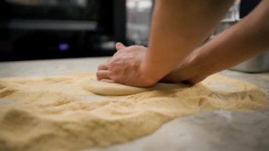 Restoran Şefi Pizza Hazırlıyor, Kneading Dough, un sürüyor. Lezzetli Organik Yemekler Pişiriyorum. Yavaş Sinema Sineması