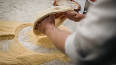 Restoran Şefi Pizza Hazırlıyor, Kneading Dough, un sürüyor. Lezzetli Organik Yemekler Pişiriyorum. Yavaş Sinema Sineması