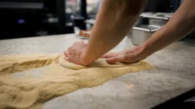Restoran Şefi Pizza Hazırlıyor, Kneading Dough, un sürüyor. Lezzetli Organik Yemekler Pişiriyorum. Yavaş Sinema Sineması