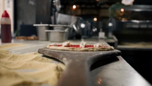 Profesionální Kuchař Dělá Tradiční Margaritu Pizzu Pizza Poslána Horké Trouby — Stock video