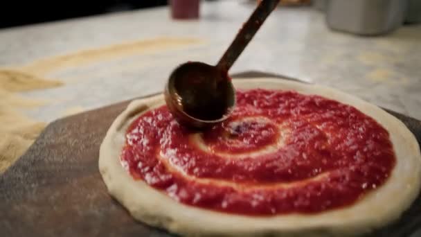 Profesyonel Şef Geleneksel Margarita Pizza Yapar Pizza Üzerine Domates Ezmesi — Stok video