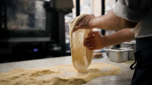 Restaurante Chef Profesional Preparando Pizza Amasando Masa Harinándolo Cocinar Deliciosa — Vídeos de Stock