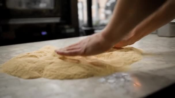 レストランのプロのシェフ準備ピザ Kneading Dough それを繁栄させます おいしい有機食品を調理する スローモーション シネマティック — ストック動画