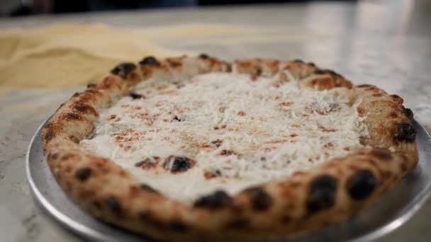 Горячая Вкусная Пицца Сыра Ресторане Готовы Служить Традиционная Итальянская Кухня — стоковое видео