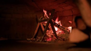 Taş fırında İtalyan pizzası pişirmek. 4 peynirli pizzayı sobadan çıkarıyorum - geleneksel tarifle..