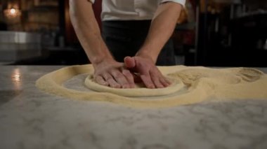 Restoran Şefi Pizza Hazırlıyor, Kneading Dough, un sürüyor. Lezzetli Organik Yemekler Pişiriyorum. Yavaş Sinema Sineması