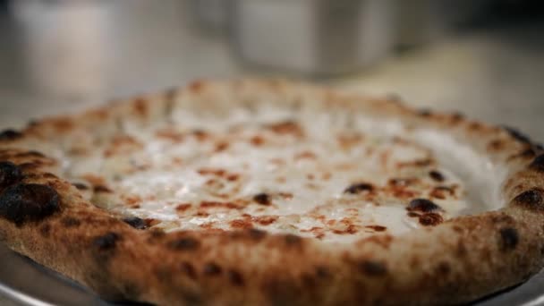 レストランで提供する準備ができているホットおいしいピザ4チーズ 伝統的なイタリア料理 — ストック動画