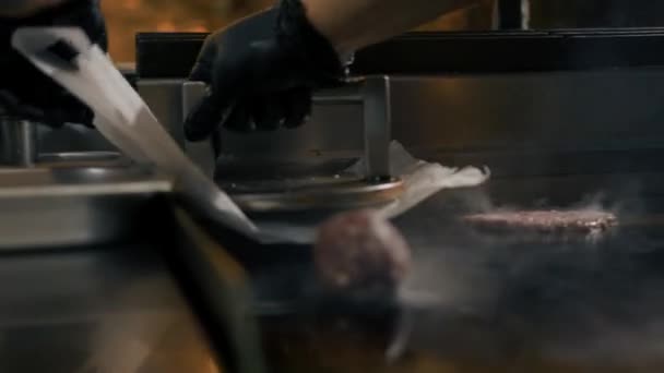 Chef Cozinha Restaurante Faz Costeletas Para Hambúrgueres Esmague Bife Hambúrguer — Vídeo de Stock
