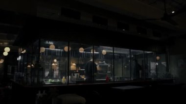 Restoran içi - hamburgercide açık mutfak, şefler lezzetli hamburgerler hazırlar.