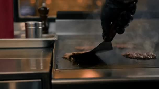 Šéfkuchař Kuchyni Restaurace Dělá Kotlety Hamburgery Rozbíjí Hovězí Steak — Stock video