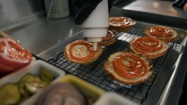 Процесс Приготовления Гамбургеров Повар Добавляет Соус Булочку Кухне Ресторана — стоковое видео