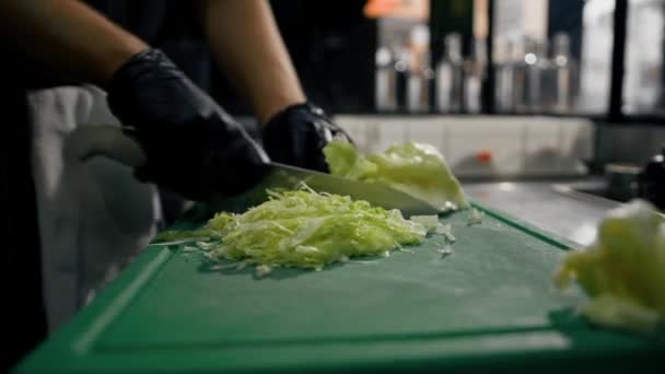 Chef Corta Verduras Col Una Tabla Cortar Restaurante Cocina Profesional — Vídeos de Stock