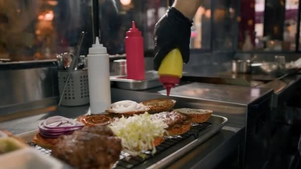 Burger Matlagning Process Kock Lägga Ingredienser Till Bulle Restaurangkök — Stockvideo