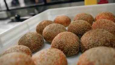 Burger çörekleri restoranın mutfağında bir konteynırda duruyor.