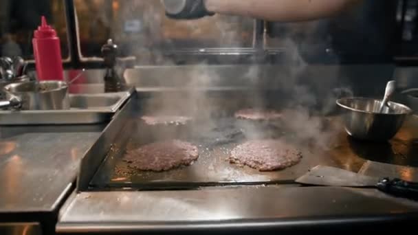 Chef Cocina Del Restaurante Hace Chuletas Para Hamburguesas Aplastar Carne — Vídeos de Stock