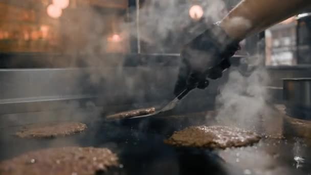 식당의 요리사가 햄버거를 햄버거 비프스테이크를 만들고 — 비디오