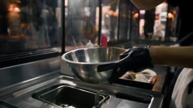 Yakın çekim. Profesyonel bir restoranın mutfağında patates kızartması pişirme işlemi.