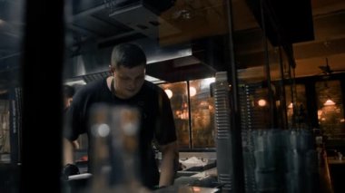 Yakın plan - profesyonel bir restoranın mutfağında patates kızartmalı hamburger hazırlama işlemi