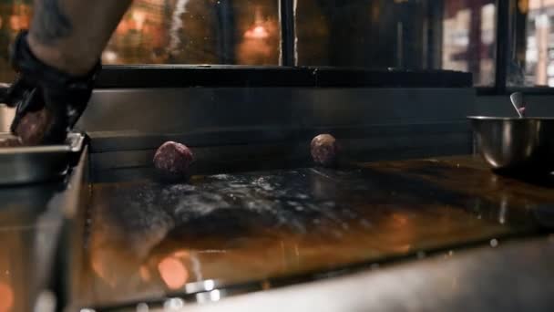 Шеф Повар Кухне Ресторана Готовит Котлеты Бургеров Разбить Гамбургер Говяжий — стоковое видео