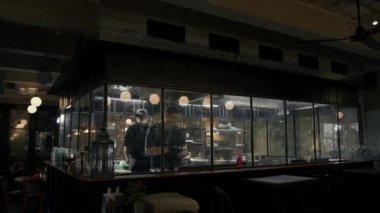 Restoran içi - hamburgercide açık mutfak, şefler lezzetli hamburgerler hazırlar.