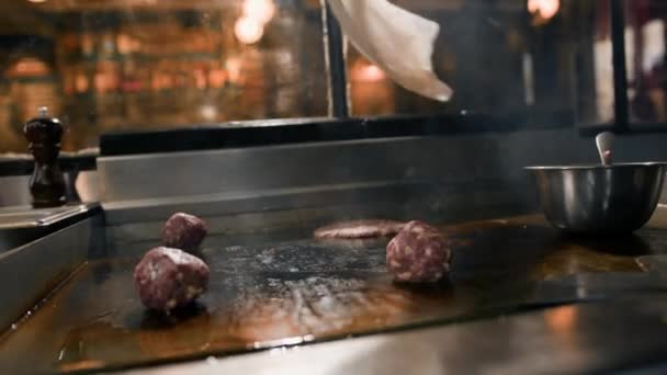 Chef Kitchen Restaurant Makes Cutlets Burgers Smash Burger Beefsteak — Stock Video