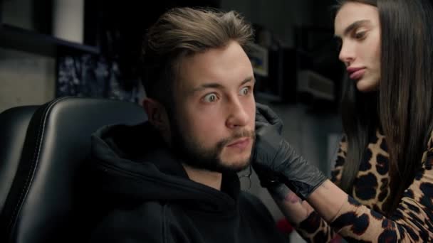 Tatuagem Piercing Estúdio Mulher Faz Uma Orelha Piercing Para Homem — Vídeo de Stock