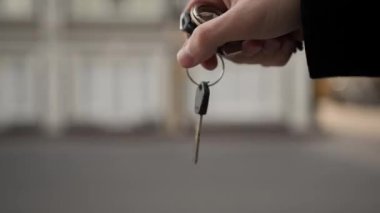 Yakın plan - yeni dairenin anahtarı bir adamın elinde, yeni bir daire almak