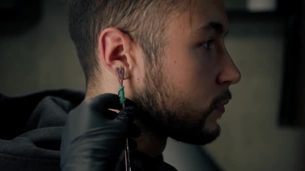 刺耳的演播室女人让男人的耳朵刺痛男人的耳朵 — 图库视频影像