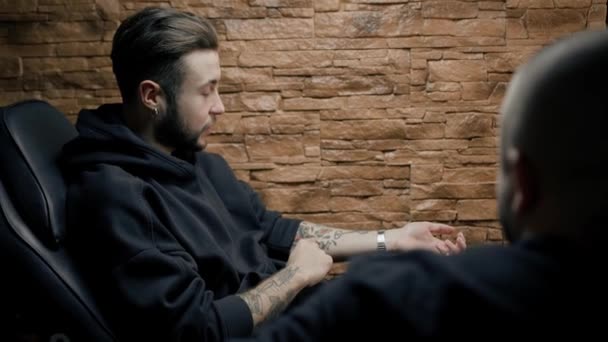 Interno Uno Studio Tatuaggi Uomo Mostra Suoi Tatuaggi Maestro Tatuatore — Video Stock